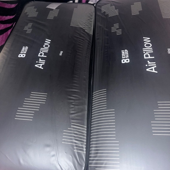 Sleep 8 hub 5 king blanket 2 air pillows and 2 covers - Picture 7 of 12